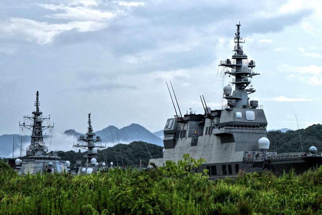 山に囲まれた舞鶴港