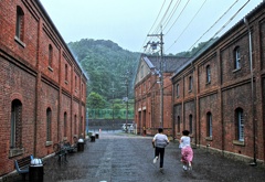 驟雨の赤レンガ倉庫