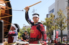 イケメン太鼓打ちが決めポーズ！