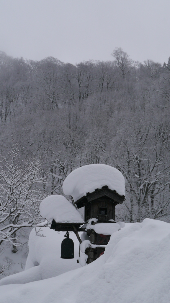 雪林と鐘