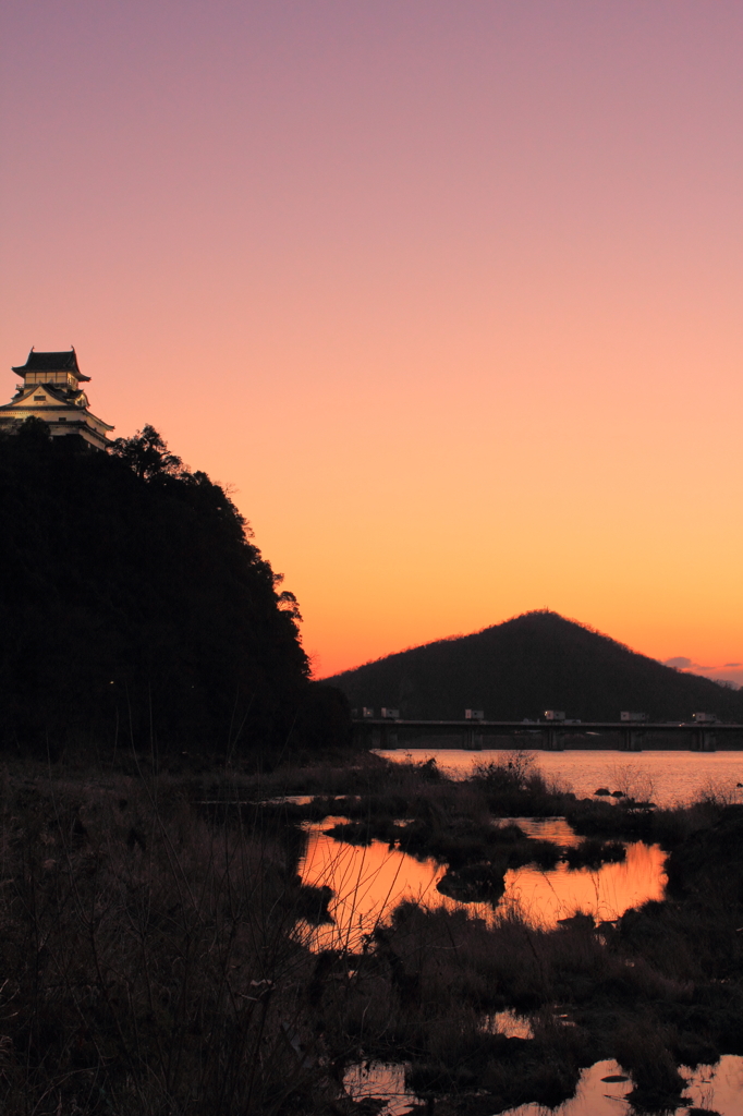 夕暮れ犬山城