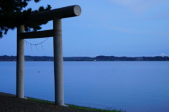 湖を守る鳥居
