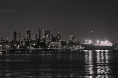 夜の工場