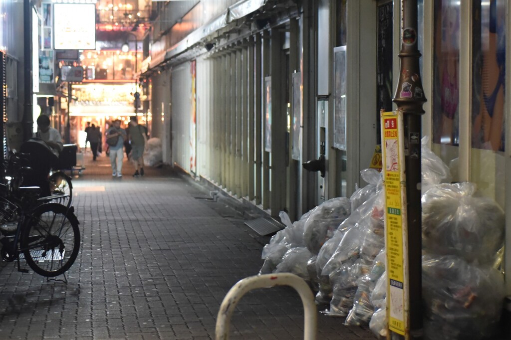 繁華街の路地