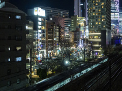 雑居ビルの非常階段より明治通り