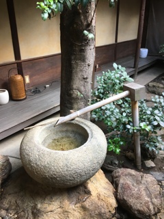 つくばいのある風景