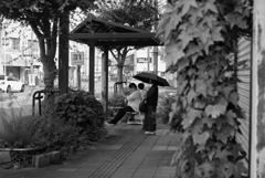 バスを待つ人々