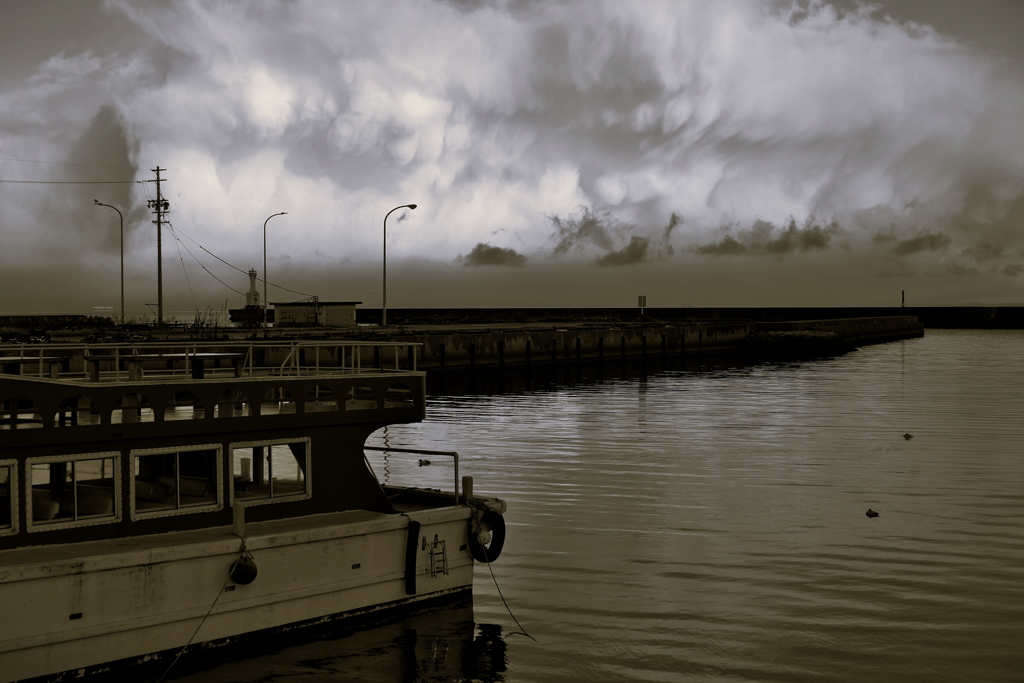 港を見下ろす雪の雲