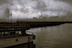 港を見下ろす雪の雲