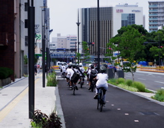 自転車道を走る少年たち