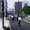 自転車道を走る少年たち