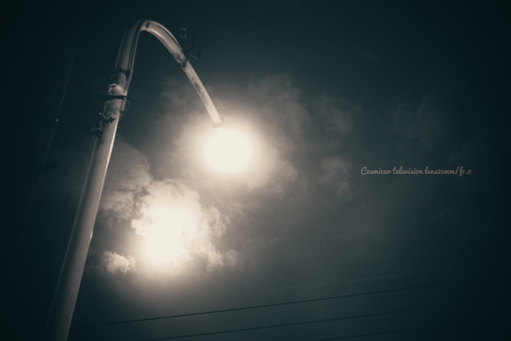 街明かりと月明かり…