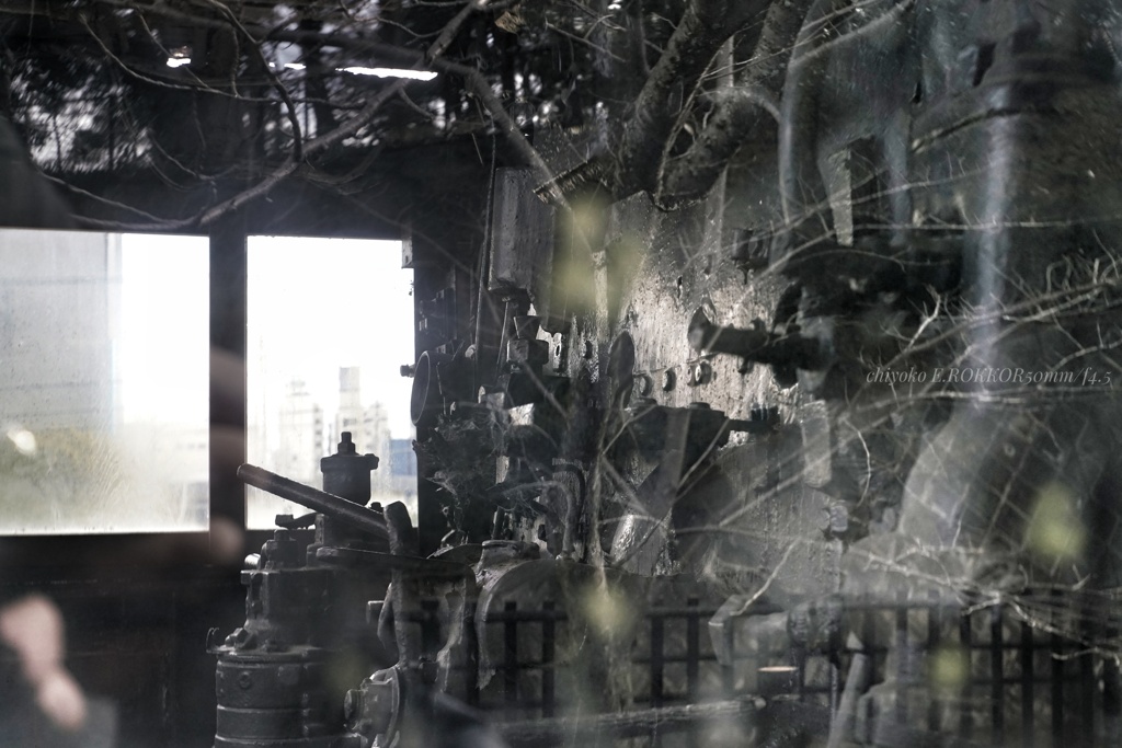 硝子越しの機関室…