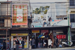 商店街、混み合う入口