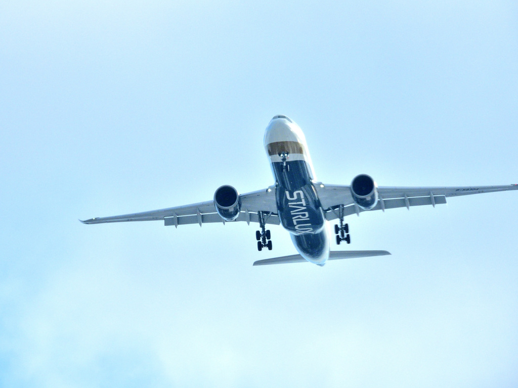 飛行機も飛んでいる