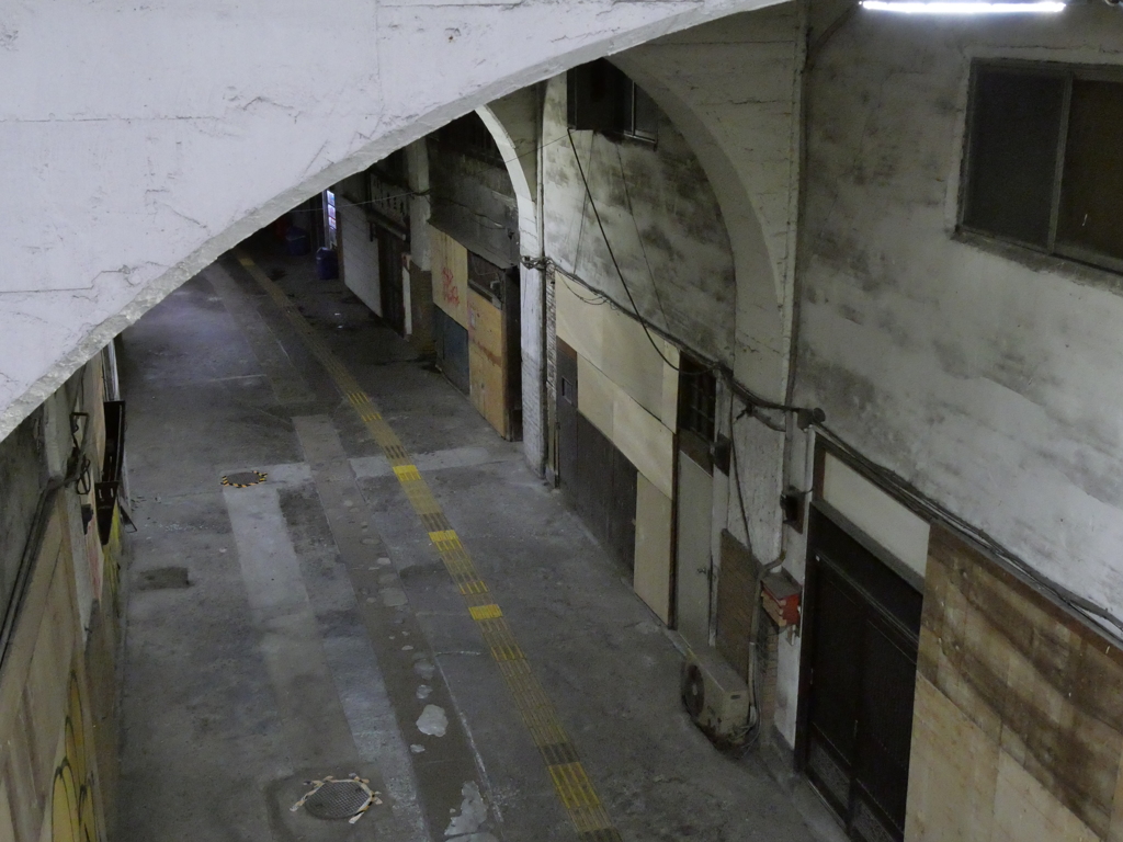 映画のセットのような駅