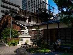 緒方洪庵先生の横で
