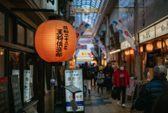 赤い灯が揺れるたび 昭和がそっと囁く