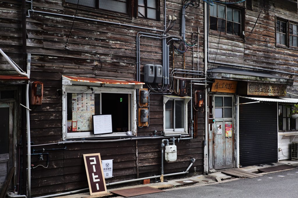 レトロ路地裏カフェの午後
