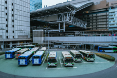 冬の朝　バス待つ列に　白き息