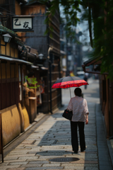 祇園花街を行く女性