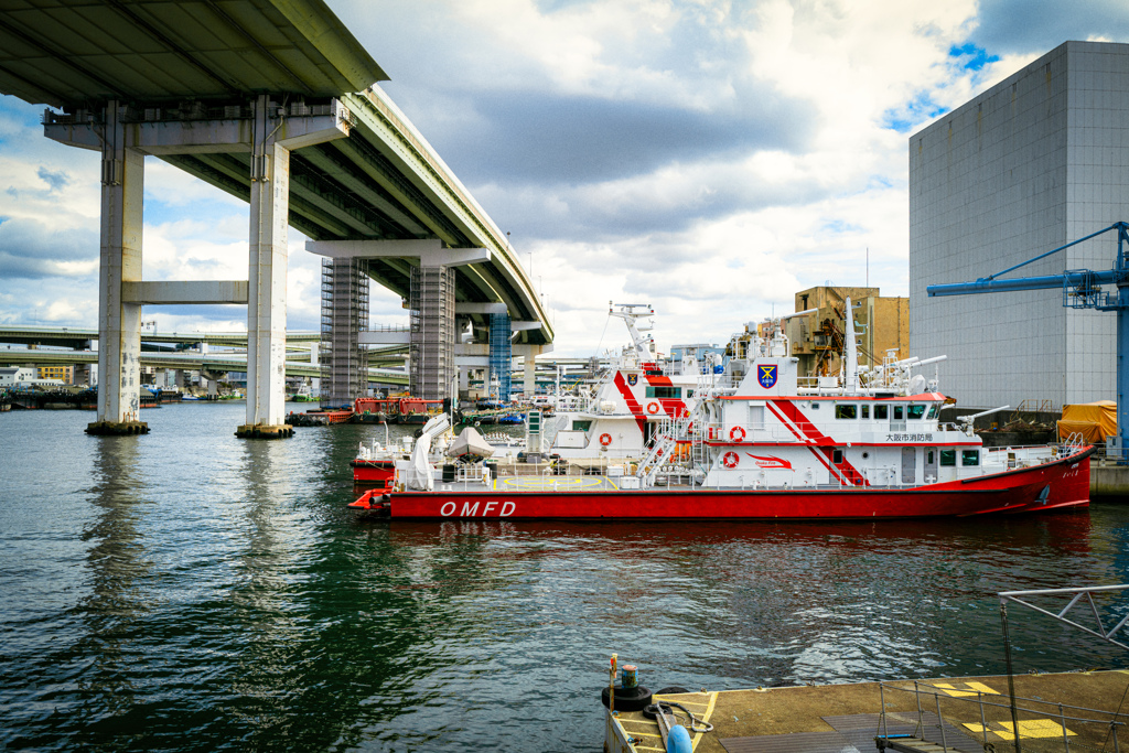 湾岸の守護者 ― 赤き消防艇