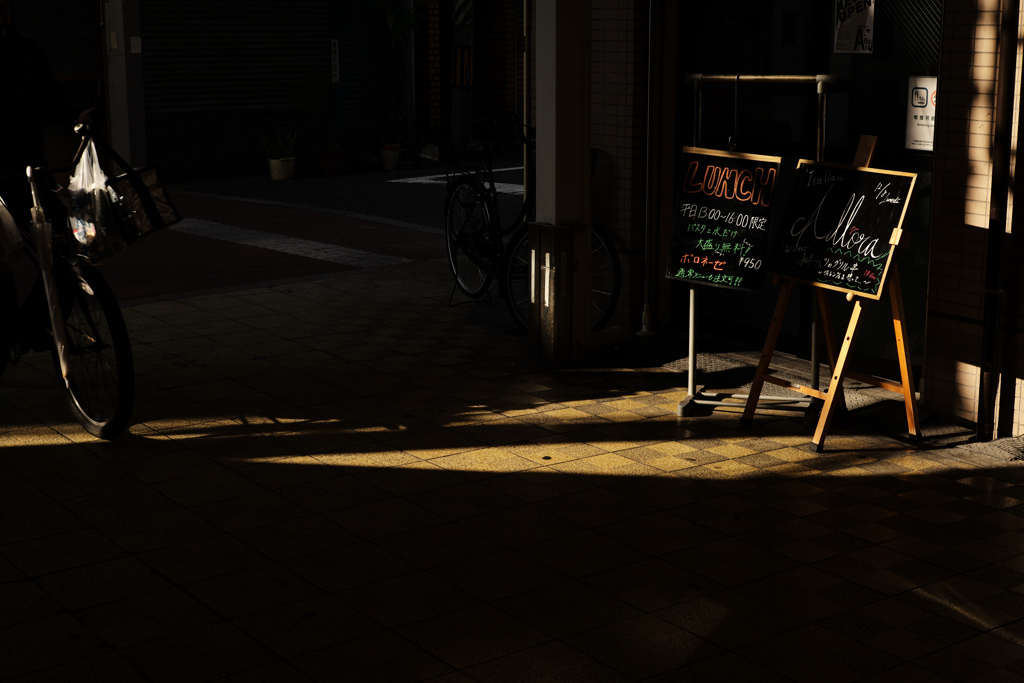 黄昏のカフェ前