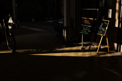 黄昏のカフェ前