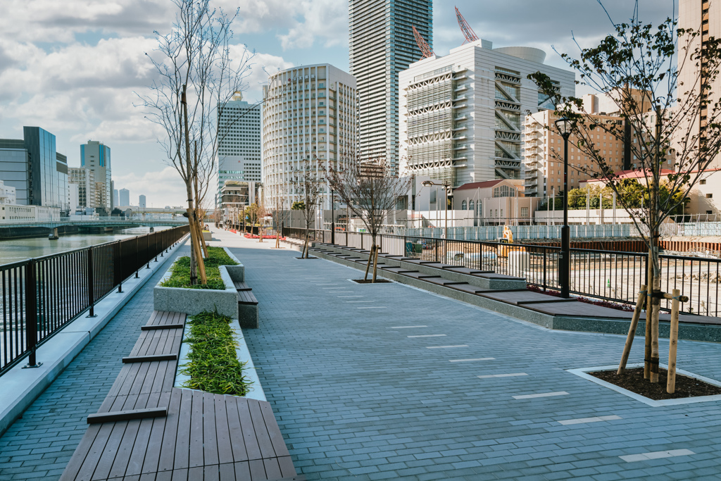 モダンな水辺の散歩道