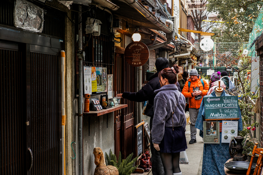 賑わう路地裏カフェストリート