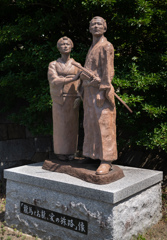「龍馬とお龍　愛の旅路」の像