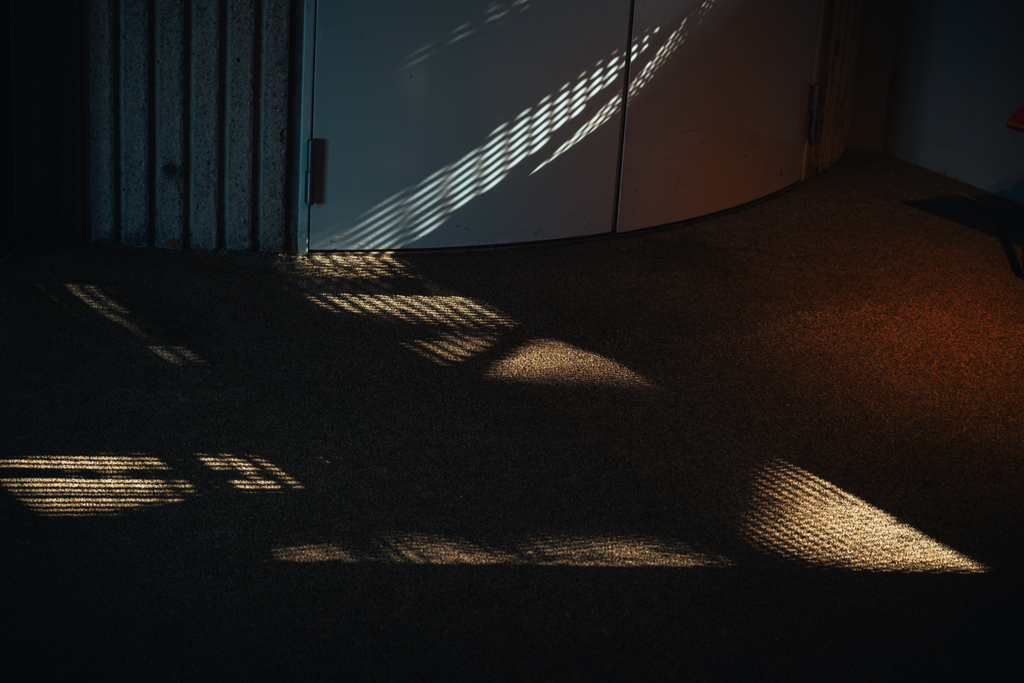 光と影のモザイク