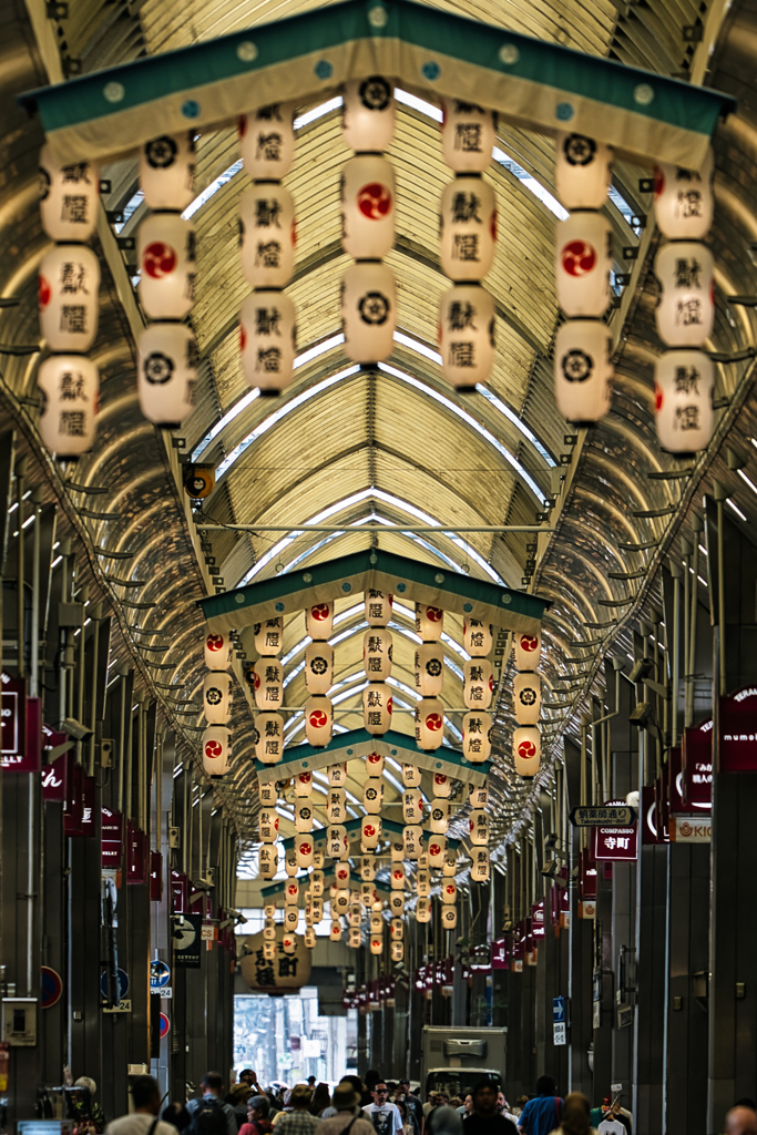 祇園祭を控えて賑わう