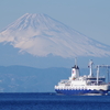 富士山を背景に進む