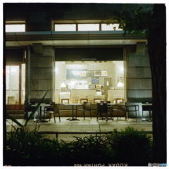 夜のカフェ