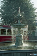 あかれんがバスと噴水