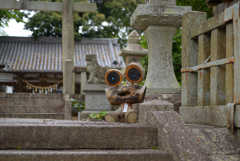 お出迎えのカエルさん (関神社)