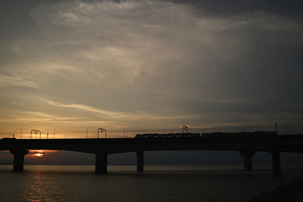 夕日に向かう列車
