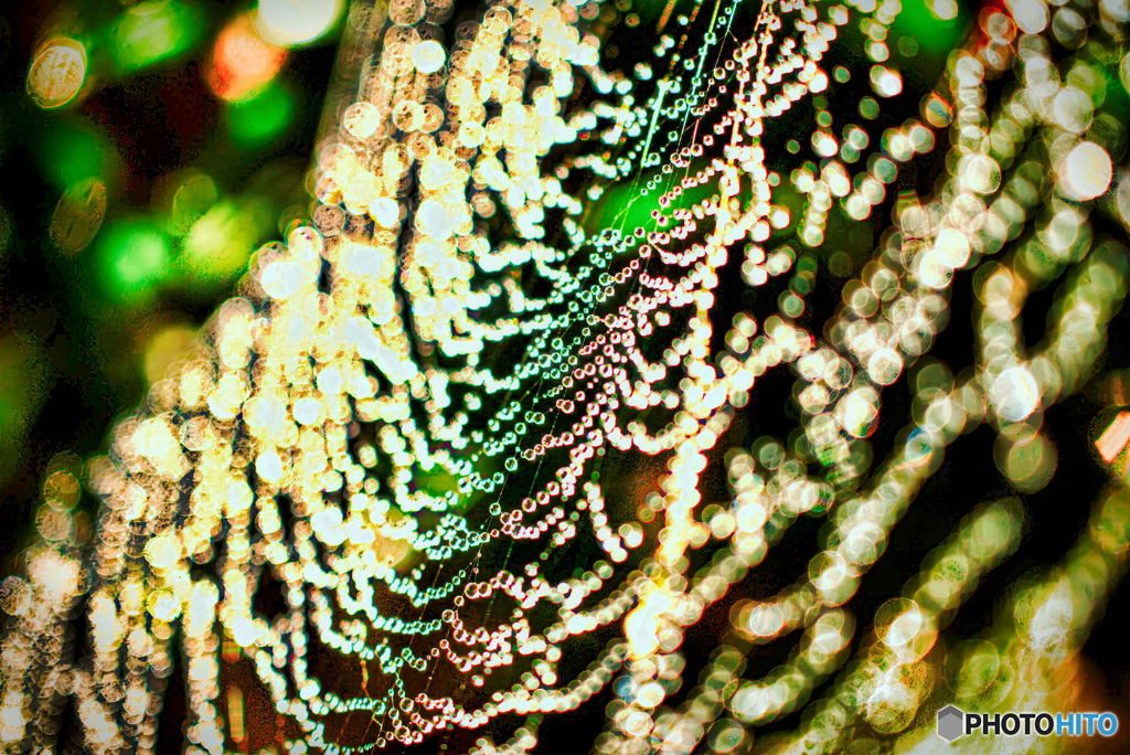 宙に浮かぶクリスマスツリー