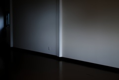 外は雨。作品のないgalleryを見つめる。