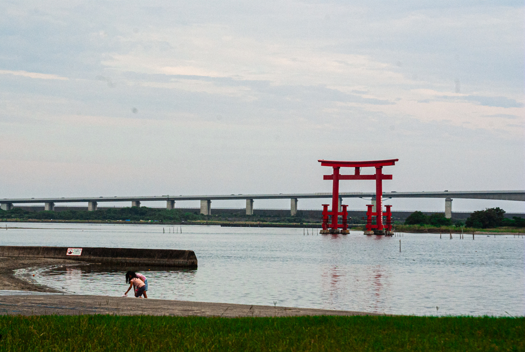 湖に浮かぶ鳥居　弁天島