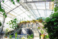 植物園の温室モニュメント