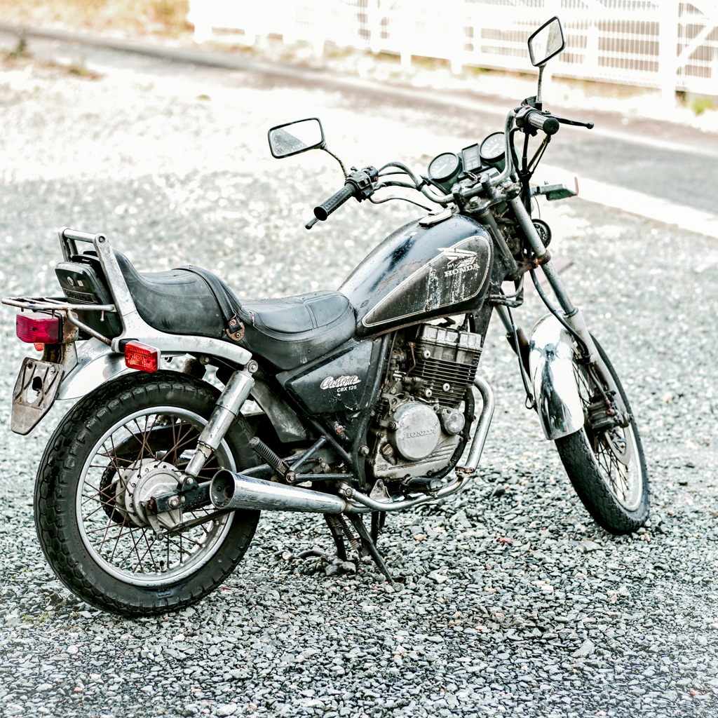 朽ち果てたCBX125カスタム