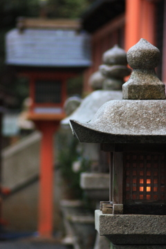 赤く灯る灯篭