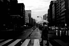 雨降る交差点