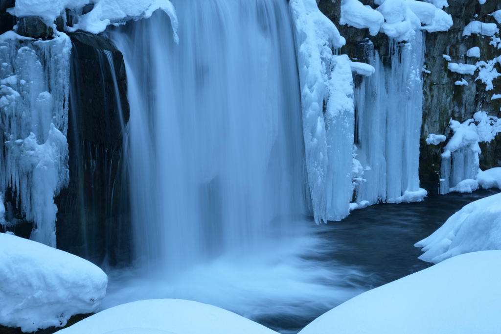 凍る滝