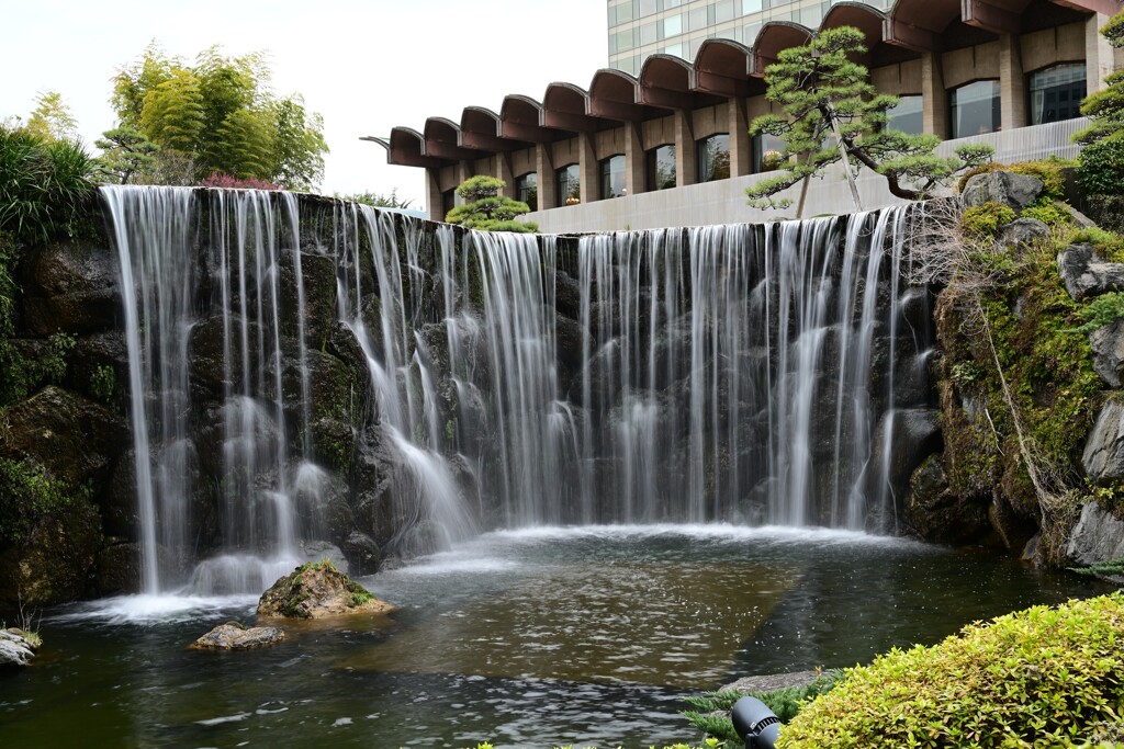 ホテルニューオータニ　日本庭園の大滝①