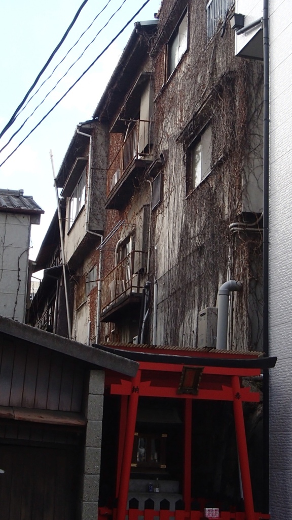 アパートと鳥居