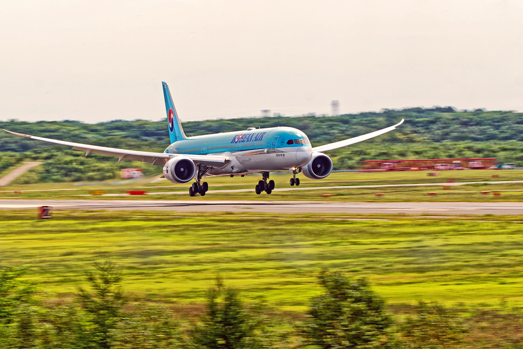 KOREAN AIR/ Landing soon