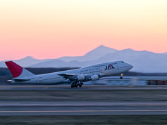 JAL/B4夕暮れの旅立ち
